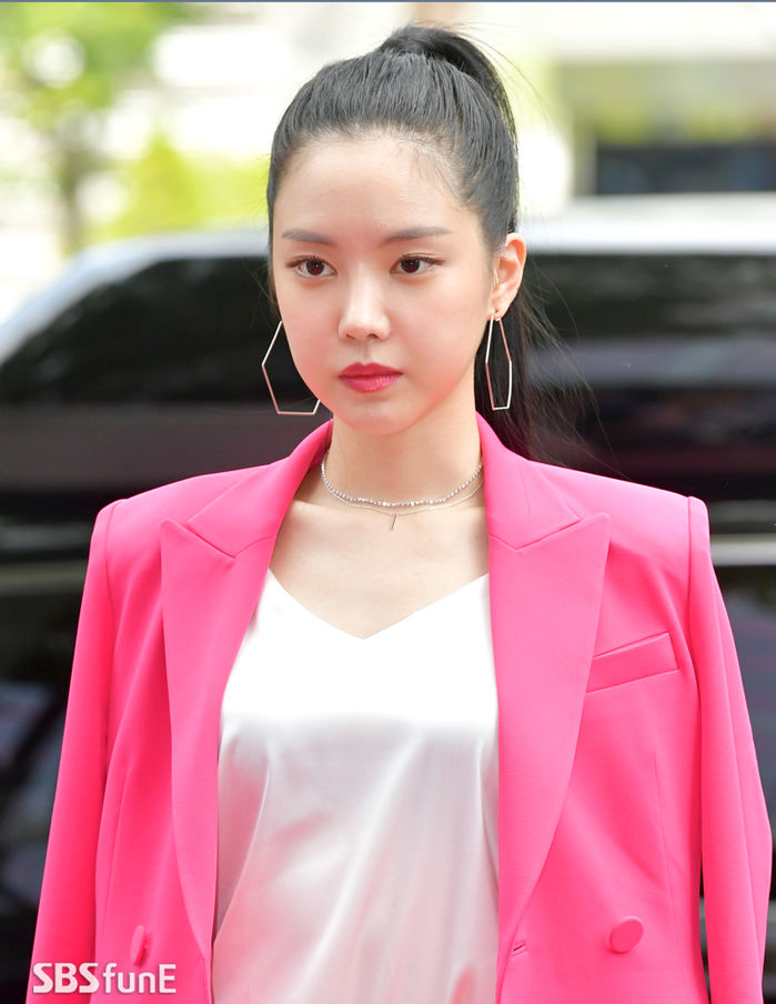 Group Apink Son Na-eun is entering the red carpet on the SBS MTV The Show recording site held at SBS Prism Tower in Sangam-dong, Seoul on the morning of the 17th.On the same day, SBS MTV The Show appeared on Apink, Momoland, Gugudan Seminar, Account, UNB, Ashley, Golden Child, Ellis, Myteen, Kim Dong Han, Shin Hyun Hee and Kim Root, Flash, Seraday and Neon Punch.The Show, where the best K-POP stars stage, will be broadcast on SBS MTV and channel at 6:30 pm.