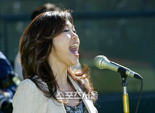 Twenty years ago, the girl who appeared in the music industry, called Little Fairy, has now grown to represent the Korean ballad.Lena Park, 42, a Korean-American who returned to her homeland in 1998 to fulfill her dream of becoming a singer, was recognized by the public by taking one step and one step.He released his ninth full-length album in June, marking his 20th anniversary.No one expected Lena Park to grow into a long-time Korean music-wrinkling Deva at the time of her debut.He was just a rookie who grew up in United States of America LA like any other Korean.Lena Park, who started her career in her parents country with a dream of a singer, has grown her dreams since childhood.Thanks to his father, who was a pastor, he naturally encountered Music and was a recognized singer in the United States of America Korean community.Before his debut in Korea, he won various music competitions such as 93 Korean radio broadcasting station Gospel contest and jazz contest.Naturally, he encountered various genres such as R & B in United States of America, and he contributed greatly to the rooting of new genres in Korea.Lena Parks vocals, which danced on the melody, caught the publics ears that R & B was not familiar with.He was loved for a variety of hits including My Day, PS I Love You, In Dreams, and Ill Let You Write.3. Star Is Born (star born);I was a star, though I may have said it, because I won the grand prize in countless regional and city-hosted contests.Downing City Talent Fagent Grand Prize, 93 Korean Radio Station Gospel Contest Grand Prize, Jazz Contest Grand Prize.He was so famous that he was invited to many churches and school summer camps, and had tours and concerts. At the age of 16, he even announced the Gospel album with the prize of the contest.The famous Amazing Grace, as well as the hymns CCM (Contemporary Christian Music), were collected and taken into one Korean and English.He made his debut as a singer quite early.4. My Song, My Voice (my song, my voice);The first CD I ever bought in my life was Amy Crant, who was called the Queen of Gospel. That was 88 years.Since then, I have heard R & B and rap such as Whitney Houston and Bobby Brown as well as CCM, and it has also fun with Pearl Jams alternative rock sound.Jazz Music, which I started listening to in the jazz contest, was also a big attraction for me.Now I listen to Brian McKnight or R&B intensively. I am an R&B singer in Korea. R&B charm? The method is so fun.I think this genre should be good at real singing. I study how to create a new method of singing while listening diligently.Im a very thin person, people say, and its good for R&B. I think its a non-attractive part, but Im so thin and unattractive that I even blame myself for being too thin and uncool.I personally like low notes rather than high notes, which Im also a boonahal part of. Ive played with rock bands in LA.It was mainly Gospel Rock, which was hard to write, but it was also twice as fun, because there was a song singing with R & B to the guitar sound with the distortion.At that time, how to gather strength in voice was the subject of study.Lena Parks debut at the time of the fresh startA look at Lena Parks concert in 2002Lena Park Recognized as Deva, CEO of the Korean Music IndustryLena Park sings anthem at Daegu Baseball Stadium in 2005Lena Park, which has become a Korean music entertainment center characterLena Park, who sings the national anthem in the first leg of the 2006 Korea Series as Korea representative DevaLena Parks singing skills were all the same, but it was in 2011 that his life was at a big turning point.Lena Park, who met MBC Survival Music entertainment I am a singer (Nagasu), was able to imprint her music on the public.He expressed various songs in his own way. He survived seven consecutive times in Nagasu Season 1 in 2011 and graduated with Kim Bumsoo.He returned to Nagasu Season 3 in 2015, and after the competition from the beginning with the onion, he fell to his knees in the game.As music entertainment became popular, Lena Park showed her true value to herself; he plays as an indispensable character in music entertainment.In the recent JTBC Beginning Again 2, Deva was shining everywhere. Especially, the bus king image of Beginning Again 2 recorded more than 2 million views.This is more than 1.6 million views recorded at the time of Nagasu, proving that he is still loved by fans.Lena Park has already been recognized for her talent in the 2002 Mnet Music Video Festival R & B category and the Golden Disk Video category.In addition to Music, SBS Sangmyongmong 2 - You are my destiny and KBS2 Happy Together 3 are also appearing in various entertainment programs.Lena Park is approaching fans with a variety of looks that show strengths in talk, not singing.Lena Park, who also scored a marriage in June last year, has a happy life - a happy face with both work and love recently.Lena Park, a new singer who made it possible to recognize her as a Korean at a glance with her pronunciation 20 years ago, is now active in the center of Korean music and entertainment.Photos • DB