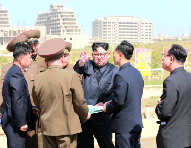 김정은 북한 국무위원장이 5월 26일 원산갈마 해안관광지구 건설현장을 시찰했다. [조선중앙TV 캡처]