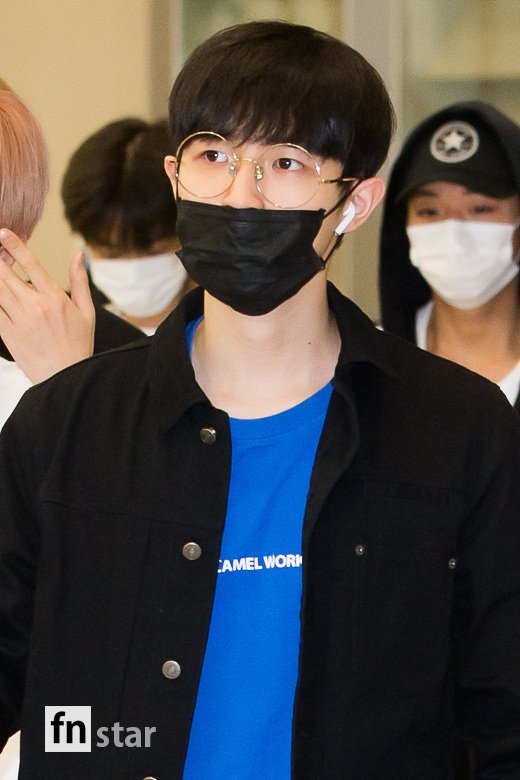 Group Wanna One arrived through the Incheon International Airport after the World Tour (Wanna One World Tour ONE: THE WORLD) in Jakarta, Indonesia, on Thursday morning.