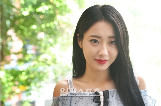 I have identified a very frank and new image of singer Kyungri (28 and real name Kyungri). The sexy, Sen-sister image is just a self-springing atmosphere from a colorful appearance.In fact, it is a hearty, tearful, and laughing.After his contract with his agency, he made his first solo album in seven years after his debut, but he was more interested in thinking about the next Nine Muses album activity and members than his greed as a solo singer.When I talked about Nine Muses, my tears did not stop, and I was saddened by the group activity, so I was filled with tears that wanted to protect Nine Muses more.The main event was Beer, and Anju was the sashimi. Even if the beer was drunk, he laughed coolly without frowning once.Beer AD As a scene, I drank Beer coolly and told a truthful story.- Im about 30. The burden of being 30 was 24-25. 26 years old, one year of absence. I think thats when the pressure grew.But now I feel rather comfortable, and now I have the idea that there is a time, so I do not feel the burden of thirty. -Nine Muses has a lot of married members compared to other idol groups. Because were exceptionally old. (laughs)- Ive been thinking about marriage lately. I still want to show you, as a singer. Ill do it someday, but Im not getting married yet.I want to be more stable and I want to marry after showing a lot of results. - I recently re-signed Star Empire. I think its the best company I know. I need time to adapt to each other, to watch.I think my time is really important now, so I thought I should try more with a company that knows me well. - I think when I debuted, and I want to go the way I wanted. When I was a child, I could not make money and fail.When youre young, you have to do everything you want. You have to build up your experience.I was a Star Empire trainee, then moved to another company, then practiced hard and came back to Star Empire and made my debut.I came back to Star Empire, and at first I had nothing when I was in Star Empire, and I had no vocals, no dancing skills, no appearance.When I moved the company, gained experience, practiced this grit, and came back to Star Empire, I was very talented.So I thought, If you keep working so hard, there will be some people who will recognize me someday. If you did not work hard at that time, I would not have come here.- Famous for not plasticizing. I think the show is more attention-grabbing than it actually is. I used to want double eyelids, but I dont think anymore.I dont (plastic surgery) and Im going to live like this. I think its one of the best things Ive ever done.- Local captain. Ha ha ha. But I can not take care of anyone, not leadership style, but not a captain or leader.Its just a mind-blowing act, an act that I feel happy about. Continue in Part 3