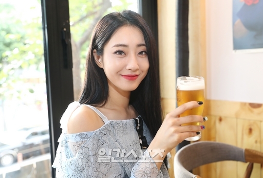 I have identified a very frank and new image of singer Kyungri (28 and real name Kyungri). The sexy, Sen-sister image is just a self-springing atmosphere from a colorful appearance.In fact, it is a hearty, tearful, and laughing.After the contract with the agency, he released his first solo album in seven years, but he was more interested in thinking about the next Nine Muses album activity and the members than the desire as a solo singer.When I talked about Nine Muses, my tears did not stop, and I was saddened by the group activity, so I was filled with tears that wanted to protect Nine Muses more.- Whats the amount of alcohol? Im happy to drink three or four bottles of Beer. (Im drunk) I dont drink to death.I used to drink seven or eight bottles, but nowadays... (I dont drink that much. Soju? Depends on the situation. The standard I said (jujuju) is the standard when its an empty stomach.- No injection. No. Im going home in my mind. I like to drink in good spirits, go home, I dont think I have any injections.- Something about a snack. Eat a meal, eat something you want. I like a meal.-Debut Ive been a solo artist for seven years. I didnt suddenly make a solo album.There was a constant opinion that it was time to release the solo album, and I was constantly receiving songs, but then I met the song that fits well and came out as a solo.I met my favorite song and the concept was naturally decided. - What does it mean to be a solo singer to a debut singer in a group? I do not think it is much different from the group activity, but it seems to be an opportunity to show me a little more.I made a lot of decisions in the preparation process from teaser to music video this time, and I was very careful to reflect my opinions in the company. - Hes in touch with his members when hes not in the group. I keep in touch with them almost every day.I share everyday conversations such as Im preparing a drivers license and Lets go eat something. - Id like to introduce your new song, Last Night. And Im excited. Its not a Feelings song, but its not seasonal, its an addictive song.I also think its a song that goes well on a summer night, but its sticky, but when I hear it, its not hot Feelings.>>>>Continuing to Part 2