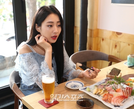 I have identified a very frank and new image of singer Kyungri (28 and real name Kyungri). The sexy, Sen-sister image is just a self-springing atmosphere from a colorful appearance.In fact, it is a hearty, tearful, and laughing.After the contract with the agency, he released his first solo album in seven years, but he was more interested in thinking about the next Nine Muses album activity and the members than the desire as a solo singer.When I talked about Nine Muses, my tears did not stop, and I was saddened by the group activity, so I was filled with tears that wanted to protect Nine Muses more.- Whats the amount of alcohol? Im happy to drink three or four bottles of Beer. (Im drunk) I dont drink to death.I used to drink seven or eight bottles, but nowadays... (I dont drink that much. Soju? Depends on the situation. The standard I said (jujuju) is the standard when its an empty stomach.- No injection. No. Im going home in my mind. I like to drink in good spirits, go home, I dont think I have any injections.- Something about a snack. Eat a meal, eat something you want. I like a meal.-Debut Ive been a solo artist for seven years. I didnt suddenly make a solo album.There was a constant opinion that it was time to release the solo album, and I was constantly receiving songs, but then I met the song that fits well and came out as a solo.I met my favorite song and the concept was naturally decided. - What does it mean to be a solo singer to a debut singer in a group? I do not think it is much different from the group activity, but it seems to be an opportunity to show me a little more.I made a lot of decisions in the preparation process from teaser to music video this time, and I was very careful to reflect my opinions in the company. - Hes in touch with his members when hes not in the group. I keep in touch with them almost every day.I share everyday conversations such as Im preparing a drivers license and Lets go eat something. - Id like to introduce your new song, Last Night. And Im excited. Its not a Feelings song, but its not seasonal, its an addictive song.I also think its a song that goes well on a summer night, but its sticky, but when I hear it, its not hot Feelings.>>>>Continuing to Part 2