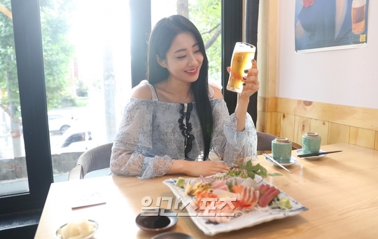 I have identified a very frank and new image of singer Kyungri (28 and real name Kyungri). The sexy, Sen-sister image is just a self-springing atmosphere from a colorful appearance.In fact, it is a hearty, tearful, and laughing.After his contract with his agency, he made his first solo album in seven years after his debut, but he was more interested in thinking about the next Nine Muses album activity and members than his greed as a solo singer.When I talked about Nine Muses, my tears did not stop, and I was saddened by the group activity, so I was filled with tears that wanted to protect Nine Muses more.The main event was Beer, and Anju was the sashimi. Even if the beer was drunk, he laughed coolly without frowning once.Beer AD As a scene, I drank Beer coolly and told a truthful story.- Have you ever regretted being a singer? I never thought I was talented, but I had a slump rather than regret because the reactions did not come out as much as I expected compared to hard practice.I think Im going to cry. From a certain point on, I dont care about others eyes, reactions, and Im running ahead with the mind that if Im happy, Ill keep working. Why do I keep crying?- When was the hardest time? I thought that I should not be a singer because I was not well received because I was attracted to the attention of new members.I felt a lot of shortages preparing for the album, but I didnt respond after my debut, so I had a slump.No one forced him, but I just did not meet Friend until I got it right. -Nine Muses. To be honest, I think the reaction will explode, but I can not do it again, I can not do it again.I think I should do a little more, but something is coming up, and I was frustrated because I could not cross any line and could not climb the highlands. -Nine Muses had a member replacement Why does Kyungri keep the Nine Muses without leaving?I was in the Nine Muses, so I had a lot of opportunities and I thought I could tell.Of course, I am a person, and I have a hard time because of various situations, but I have a promise with my members, and I want to go with them.Please also look forward to the Nine Muses complete activity.- Whos Wannabe or the role model as a solo singer. When I was a kid, I was a fan of BOA. Everything from mind to skill seems great.I had a dream of becoming a singer when I saw a BOA senior who was going through everything himself at a young age, and I also like Lee Hyo-ri, Ariana Grande, and Selana Gomez. - What solo singer do you dream about? As a solo singer, as a singer, I plan to play music that I want to do for a long time, because its music that I like and I feel happy.Whats your plan? Whats your dream? I want to stay on stage, I want to play music, and I havent been charting in for a while, I want to chart and stay on the chart for a long time.There is a saying that it is small. It is a dream to eat delicious things, talk to friends, and find small happiness while playing favorite music. 