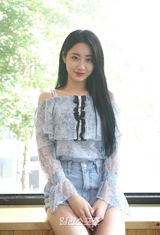I have identified a very frank and new image of singer Kyungri (28 and real name Kyungri). The sexy, Sen-sister image is just a self-springing atmosphere from a colorful appearance.In fact, it is a hearty, tearful, and laughing.After his contract with his agency, he made his first solo album in seven years after his debut, but he was more interested in thinking about the next Nine Muses album activity and members than his greed as a solo singer.When I talked about Nine Muses, my tears did not stop, and I was saddened by the group activity, so I was filled with tears that wanted to protect Nine Muses more.The main event was Beer, and Anju was the sashimi. Even if the beer was drunk, he laughed coolly without frowning once.Beer AD As a scene, I drank Beer coolly and told a truthful story.- Have you ever regretted being a singer? I never thought I was talented, but I had a slump rather than regret because the reactions did not come out as much as I expected compared to hard practice.I think Im going to cry. From a certain point on, I dont care about others eyes, reactions, and Im running ahead with the mind that if Im happy, Ill keep working. Why do I keep crying?- When was the hardest time? I thought that I should not be a singer because I was not well received because I was attracted to the attention of new members.I felt a lot of shortages preparing for the album, but I didnt respond after my debut, so I had a slump.No one forced him, but I just did not meet Friend until I got it right. -Nine Muses. To be honest, I think the reaction will explode, but I can not do it again, I can not do it again.I think I should do a little more, but something is coming up, and I was frustrated because I could not cross any line and could not climb the highlands. -Nine Muses had a member replacement Why does Kyungri keep the Nine Muses without leaving?I was in the Nine Muses, so I had a lot of opportunities and I thought I could tell.Of course, I am a person, and I have a hard time because of various situations, but I have a promise with my members, and I want to go with them.Please also look forward to the Nine Muses complete activity.- Whos Wannabe or the role model as a solo singer. When I was a kid, I was a fan of BOA. Everything from mind to skill seems great.I had a dream of becoming a singer when I saw a BOA senior who was going through everything himself at a young age, and I also like Lee Hyo-ri, Ariana Grande, and Selana Gomez. - What solo singer do you dream about? As a solo singer, as a singer, I plan to play music that I want to do for a long time, because its music that I like and I feel happy.Whats your plan? Whats your dream? I want to stay on stage, I want to play music, and I havent been charting in for a while, I want to chart and stay on the chart for a long time.There is a saying that it is small. It is a dream to eat delicious things, talk to friends, and find small happiness while playing favorite music. 