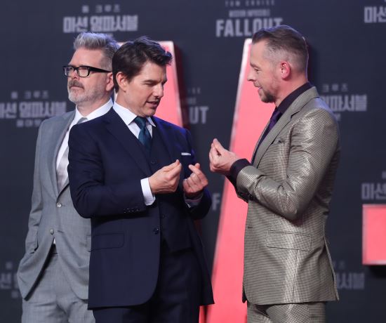 A Korean movie Mission Impossible team flew a Korean mini-heart on stage. The person who taught this was in the team.Tom Cruise, in particular, was interested in unusual hand movements and soon followed.Actor Tom Cruise attended the Red Carpet event in Mission: Impossible - Fallout at Lotte World Tower in Jamsil-dong, Songpa-gu, Seoul on the afternoon of the 16th with director Christopher Walken Macquarie.On stage, I greeted fans: Love, Simon Pegg, standing next to Tom Cruise as everyone waved, made a hand-gathering move.Tom Cruise wonders about the hand movements of Love and Simon Pegg, and Pegg kindly tells us what overlaps thumb and index finger.Soon I followed the Korean mini-heart perfectly. I learned it quickly, but it is perfect.Then he fired Hearts at the camera.From left, Henry Carville and Christopher Walken Macquarie, actor Tom Cruise, Love and Simon Pegg are all showing Korean mini-hearts.Macquarie doesnt know whats going on. Hand gestures are wrong, but the look is the number one.