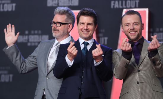 A Korean movie Mission Impossible team flew a Korean mini-heart on stage. The person who taught this was in the team.Tom Cruise, in particular, was interested in unusual hand movements and soon followed.Actor Tom Cruise attended the Red Carpet event in Mission: Impossible - Fallout at Lotte World Tower in Jamsil-dong, Songpa-gu, Seoul on the afternoon of the 16th with director Christopher Walken Macquarie.On stage, I greeted fans: Love, Simon Pegg, standing next to Tom Cruise as everyone waved, made a hand-gathering move.Tom Cruise wonders about the hand movements of Love and Simon Pegg, and Pegg kindly tells us what overlaps thumb and index finger.Soon I followed the Korean mini-heart perfectly. I learned it quickly, but it is perfect.Then he fired Hearts at the camera.From left, Henry Carville and Christopher Walken Macquarie, actor Tom Cruise, Love and Simon Pegg are all showing Korean mini-hearts.Macquarie doesnt know whats going on. Hand gestures are wrong, but the look is the number one.