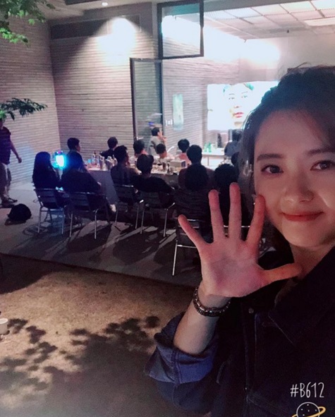 Actor Go Ah-ra gave a comment on the end of Miss Hammurabi.Go Ah-ra posted a picture on his 16th day with his article #Miss Hammurabi # Last episode # Our team # # # Should catch the premiere # # Please remember # # # Memory # Hello.The photo shows Go Ah-ra playing the Miss Hammurabi Last episode with her team members in the Should catch the premiere.In particular, he said, Do not forget, please remember, and attracted Eye-catching by showing his regret at the farewell to Miss Hammurabi.On the other hand, JTBC Miss Hammurabi ended the broadcast on the day.