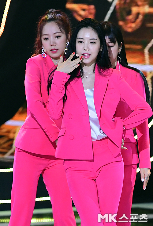 SBS MTV The Show live broadcast was held at SBS Prism Tower in Sangam-dong, Seoul on the afternoon of the 17thApink Kim Nam-joo, Son Na-eun have the show stage.