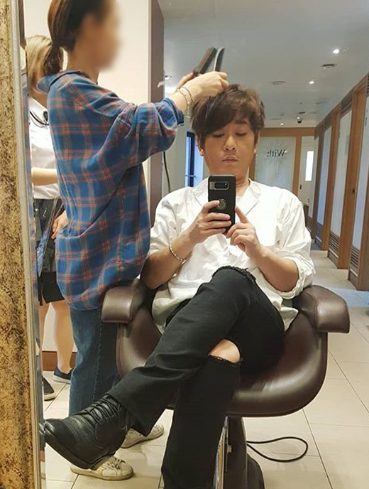 Singer Shin Seung Hun Top Model on new Hair styleShin Seung Hun posted a picture on the Instagram on the 16th, When it is hot, it seems to be a way to cut the hair! # Shin Seung Hun # haircut # Sunmi Sam.It was taken from a mirror at the hair salon.Hair stylist is trimming Shin Seung Huns hair with a serious look, while Shin Seung Hun is concentrating with a serious look.The netizens responded to I wonder if your brothers after-taste picture is cool because you cut your hair.