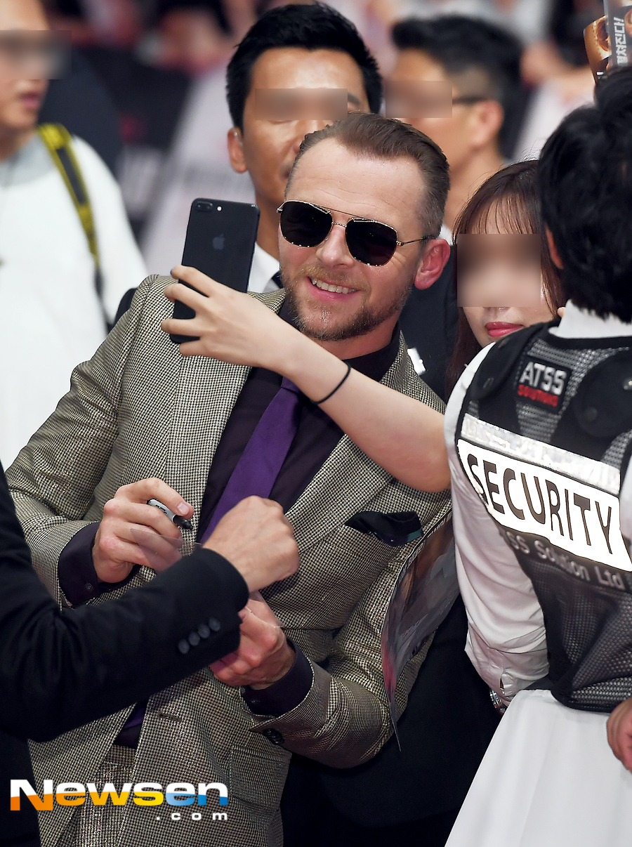 The red carpet event in the movie Mission Impossible: Fallout (director Christopher Macquarie) was held at the Lotte World Tower in Jamsil, Songpa-gu, Seoul on the afternoon of July 16.Love, Simon Pegg, is taking a selfie on the day.Meanwhile, Mission Impossible: Fallout, starring Tom Cruise, Henry Carville, Love and Simon Pegg, will be released on Saturday as an action blockbuster that must end the inevitable mission as all good-will choices made by top spy agent Ethan Hunt (Tom Cruise) and the IMF team return to their worst results.Jung Yu-jin