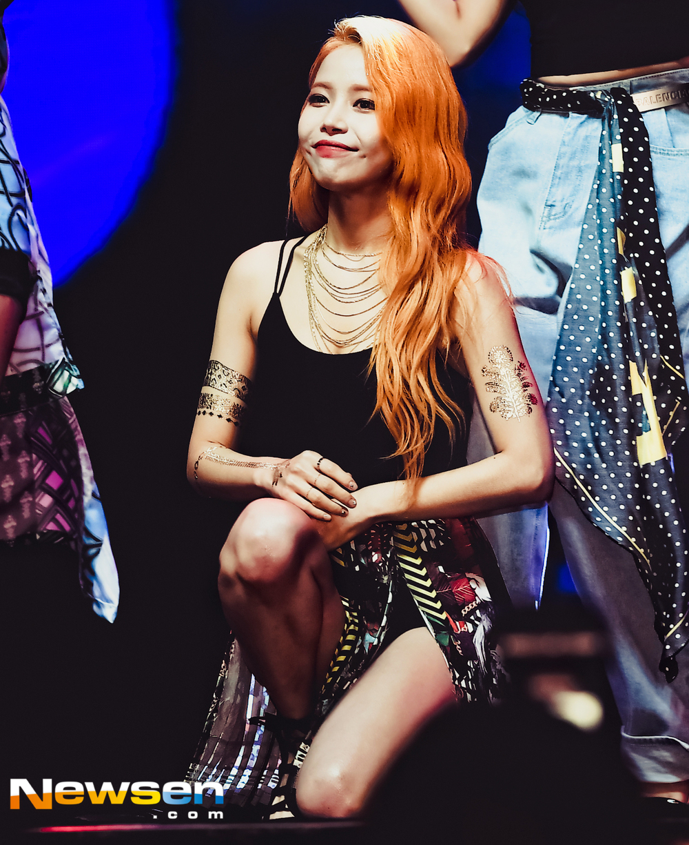 A comeback showcase commemorating the release of the Mini album RED Moon (Sola,Moonbyul, Wheein, Hwasa) was held at YES24 Live Hall in Gwangjin-gu, Seoul on the afternoon of July 16.MAMAMOOs new Mini album RED Moon includes a total of six tracks including the title song You Na Sea of the reggaeton genre first presented by MAMAMOOO, A Summer Nights Dream, The Rainma, Heavenly Sky (Cheongsun), Sleeping Sleep and SELFISH.The title song You and the Year is an impressive song that gives a song to a lover who thinks about himself and thinks about himself and takes care of himself first, unlike himself who thinks about the other person first.Lee Jae-ha