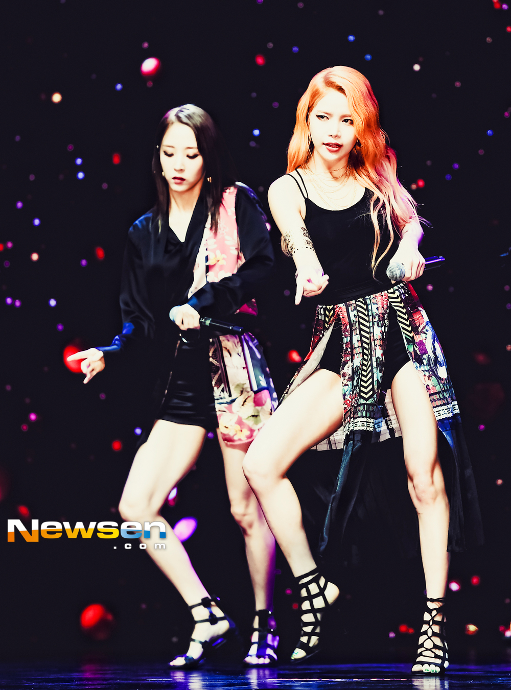 A comeback showcase commemorating the release of the Mini album RED Moon (Sola,Moonbyul, Wheein, Hwasa) was held at YES24 Live Hall in Gwangjin-gu, Seoul on the afternoon of July 16.MAMAMOOs new Mini album RED Moon includes a total of six tracks including the title song You Na Sea of the reggaeton genre first presented by MAMAMOOO, A Summer Nights Dream, The Rainma, Heavenly Sky (Cheongsun), Sleeping Sleep and SELFISH.The title song You and the Year is an impressive song that gives a song to a lover who thinks about himself and thinks about himself and takes care of himself first, unlike himself who thinks about the other person first.Lee Jae-ha