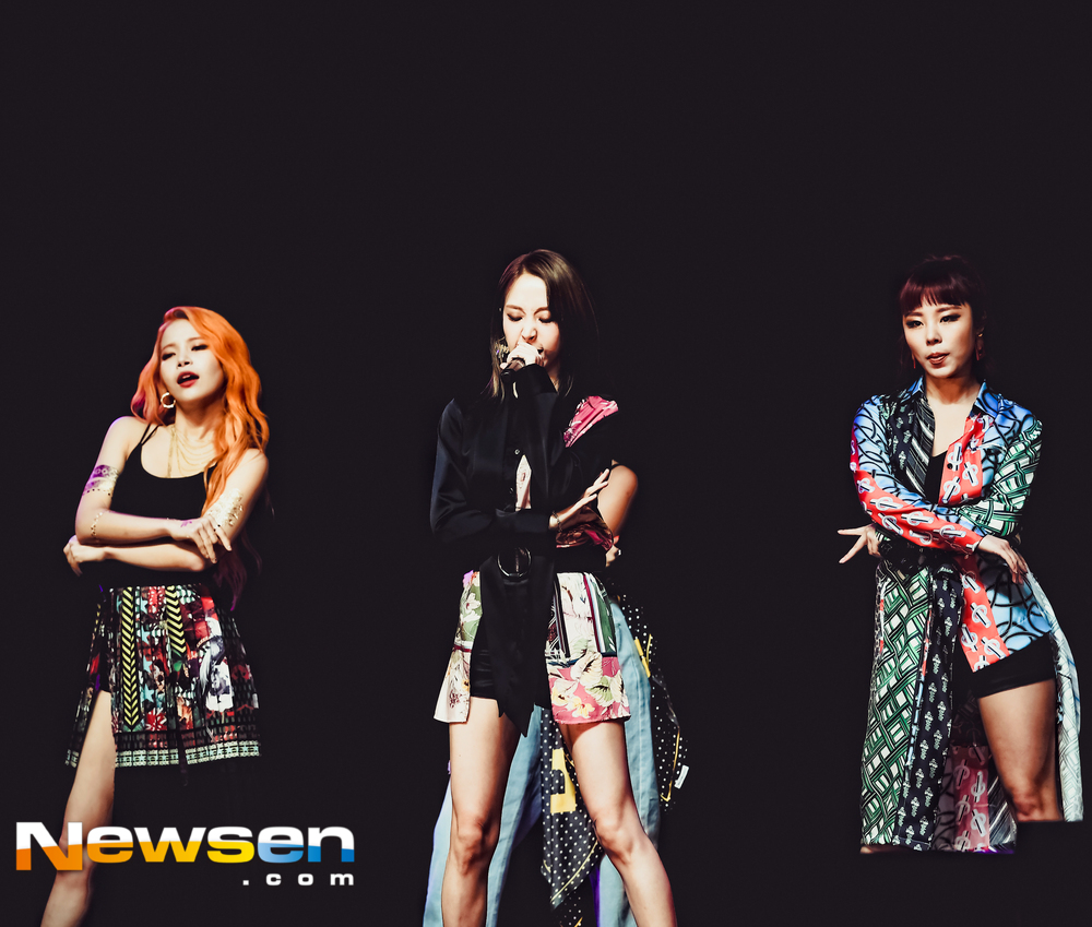 <p>MAMAMOO (Sola, Moonbyul, Fine, ornate) Mini Album Red Moon release commemorative comeback showcase was held in the 24th Live Hall of the Seoul Gwangjin District on July 16 afternoon.</p><p>MAMAMOOs new mini album Red Moon is the first song released by MAMAMOO in the genre of reggaeton genre You, you, Summer Nights Dream, Rainyu, Sky Sky (Kiyoshi),  Sleep sleeping as well , SELFISH and so on.</p><p>Unlike myself who thinks the other party first, the title song You do is an impressive lyrics that always casts a stone on a lover who first puts himself together, constantly thinking only about himself.</p>
