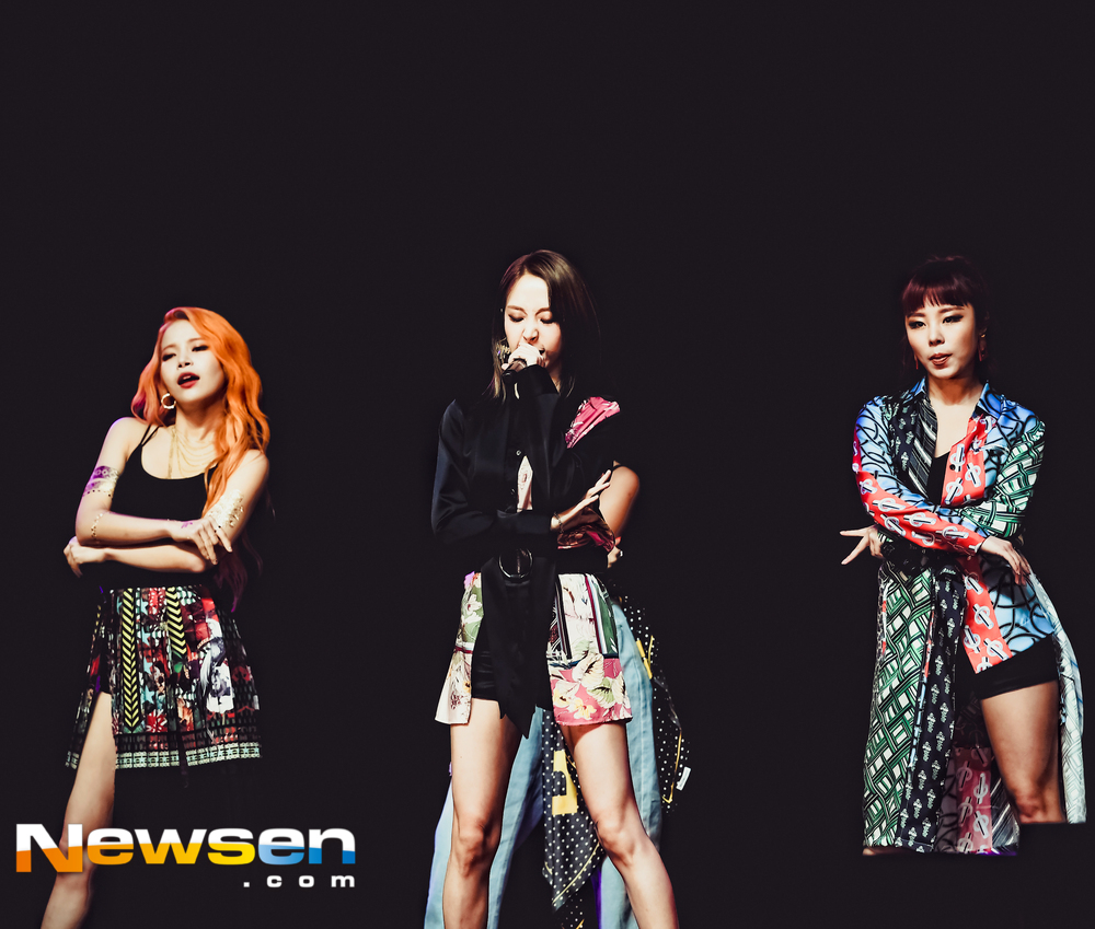 A comeback showcase commemorating the release of the Mini album RED Moon (Sola,Moonbyul, Wheein, Hwasa) was held at YES24 Live Hall in Gwangjin-gu, Seoul on the afternoon of July 16.MAMAMOOs new Mini album RED Moon includes a total of six tracks including the title song You Na Sea of the reggaeton genre first presented by MAMAMOOO, A Summer Nights Dream, The Rainma, Heavenly Sky (Cheongsun), Sleeping Sleep and SELFISH.The title song You and the Year is an impressive song that gives a song to a lover who thinks about himself and thinks about himself and takes care of himself first, unlike himself who thinks about the other person first.Lee Jae-ha