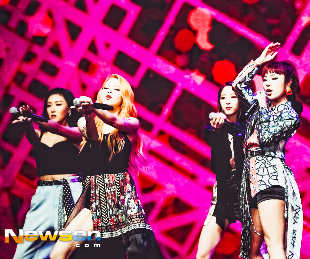 A comeback showcase commemorating the release of the Mini album RED Moon (Sola,Moonbyul, Wheein, Hwasa) was held at YES24 Live Hall in Gwangjin-gu, Seoul on the afternoon of July 16.MAMAMOOs new Mini album RED Moon includes a total of six tracks including the title song You Na Sea of the reggaeton genre first presented by MAMAMOOO, A Summer Nights Dream, The Rainma, Heavenly Sky (Cheongsun), Sleeping Sleep and SELFISH.The title song You and the Year is an impressive song that gives a song to a lover who thinks about himself and thinks about himself and takes care of himself first, unlike himself who thinks about the other person first.Lee Jae-ha