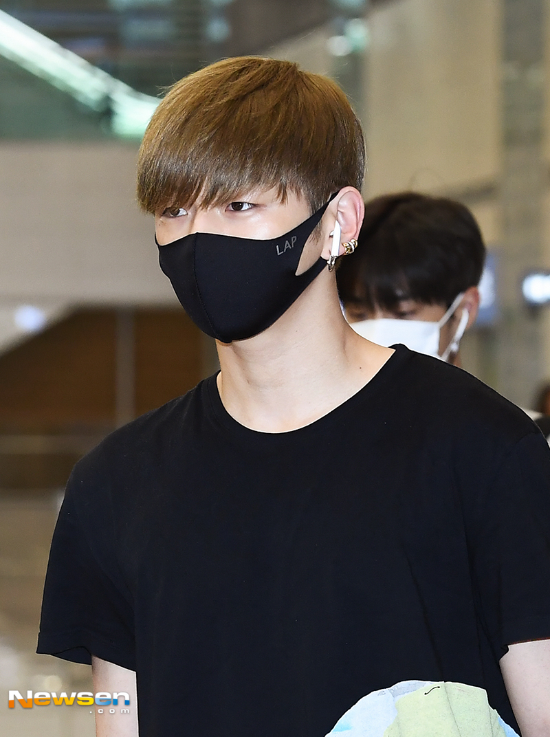 <p>Group Wanna One entered the airport fashion show on July 17 morning through the 2nd passenger terminal of Incheon International Airport after finishing World Tour Concert.</p><p>Kang Daniel walking on the entrance gate on this day Wanna One (Kang Daniel, Bakjifun, Idefi, Kim Jae-hwan, Ong Voice Actor, cold partner, Lai Kuan-lin, Yoon Ji-sung, Hwang Min-hyun, It is appearing.</p>