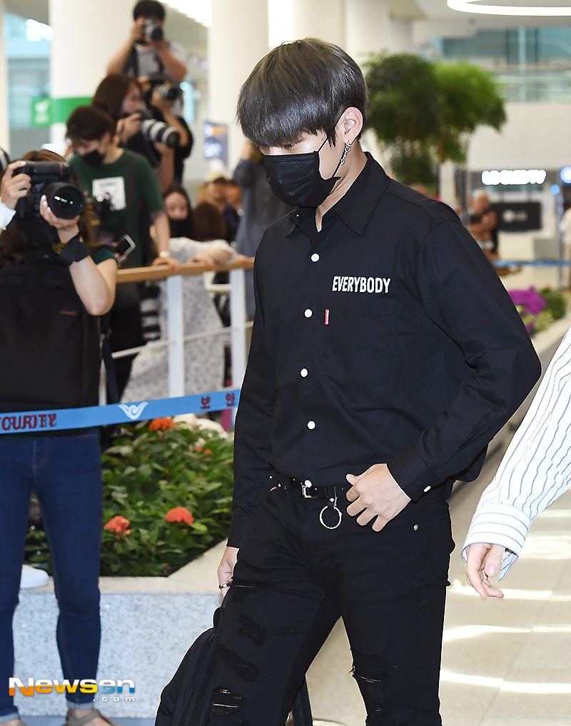 Group Wanna One arrived at the airport fashion through Incheon International Airports second passenger terminal on July 17 after finishing the Jakarta World Tour Concert in Indonesia.On this day, Wanna One (Gang Daniel, Park Ji-hoon, Lee Dae-hwi, Kim Jae-hwan, Ong Sung-woo, Park Woojin, Lai Kuan-lin, Yoon Ji-sung, Hwang Min-hyun, Bae Jin-young and Ha Sung-woon) Park Woojin are walking out of the arrival hall.yun da-hee