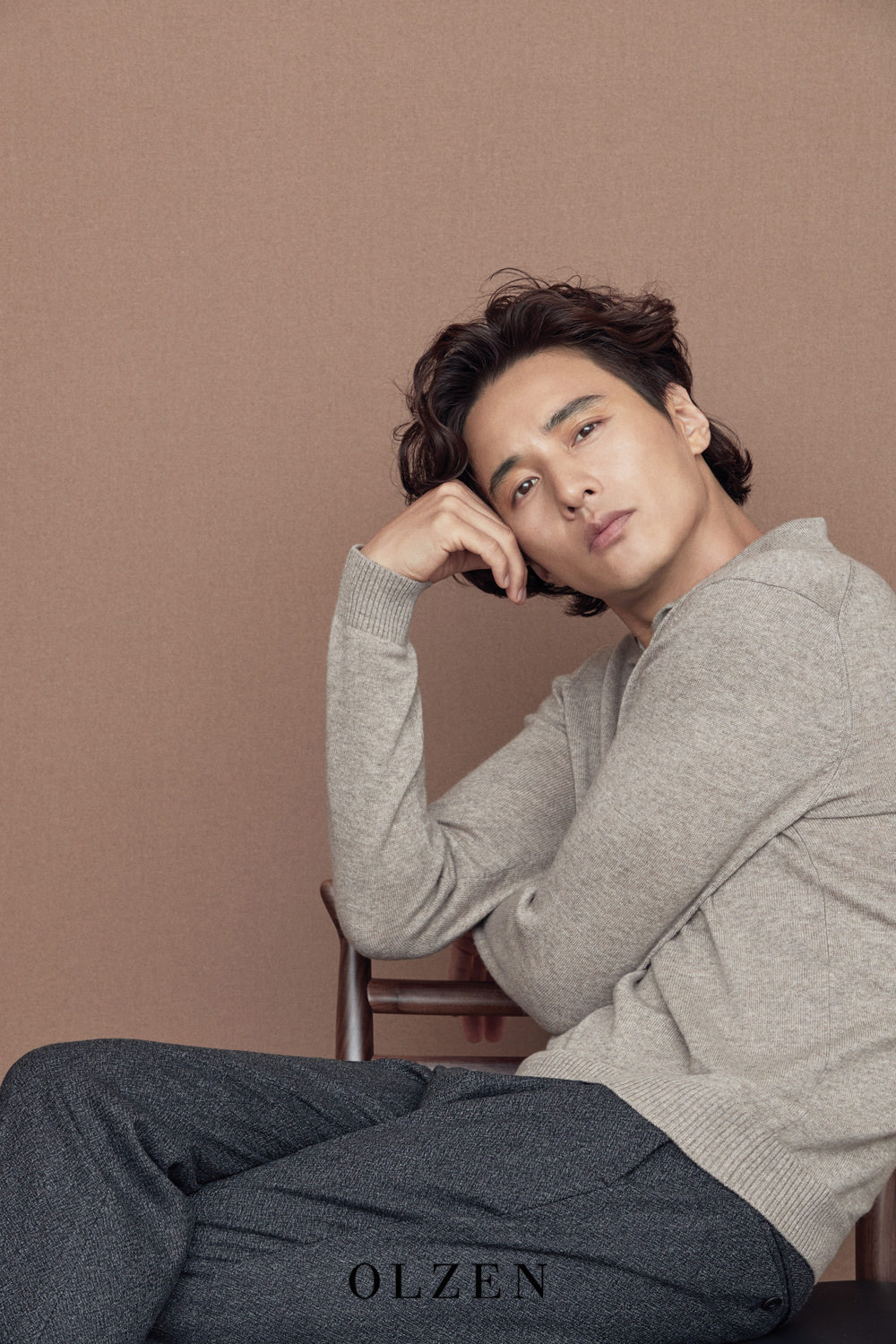 Won Bin showed deep eyes.Mens wear brand Olzen (OLZEN) is 2018From the FW season, he signed an AD contract with Actor Won Bin and made his first filming on July 4 and 5.Olsen released a two-cut picture with Won Bin on July 17 ahead of the fall New Season.In the public picture, Won Bin proved to be a representative icon of mature masculinity with a deepening eye and relaxed atmosphere as well as perfect visuals.It also features a perfect style with warm colored knit, shirt, and simple pants that sing autumn.bak-beauty