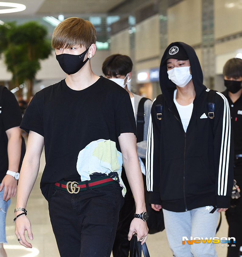 Group Wanna One arrived at the airport fashion through Incheon International Airports 2nd passenger terminal on July 17 after finishing the Jakarta World Tour concert in Indonesia.On this day, Wanna One (Kang Daniel, Park Jihoon, Lee Dae-hwi, Kim Jae-hwan, Ong Sung-woo, Park Woo-jin, Lai Kuan-lin, Yoon Ji-sung, Hwang Min-hyun, Bae Jin-young and Ha Sung-woon) Kang Daniel and Park Jihoon are walking out of the immigration area.yun da-hee