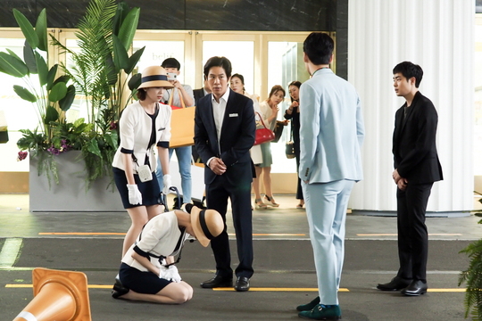 Seohyun knelt before Kim Jung-hyunMBCs new Wednesday-Thursday evening drama Time (playplayed by Choi Ho-cheol/directed by Jang Joon-ho), which will be broadcast on July 25, tells the story of the only time given to anyone and the decisive moment, in which four men and women who made different choices are woven into the past time.Kim Jung-hyun and Seohyun each played the role of Chun Suho, a chaebol with degenerate beauty, which was dressed in manners and manners because of the tag son of concubine, and Seo Ji-hyun, a chef-aspiring chef who dreams of flying to France someday.The story of two people with the environment and personality of the drama and the drama is expected to meet and unfold.Time released a scene on July 17th that Kim Jung-hyun and Seohyun started a bad performance in the parking lot at the entrance of the department store with chaebol II and parking guide.In the play, Chun Suho (Kim Jung-hyun), who is sitting on the back magnet of a luxury sedan car, calls out Seo Ji-hyun, who is smiling brightly, and then gets out of the car and shoots with an angry expression, and Seol Ji-hyun, who made a difficult expression, finally falls down on his knees in front of Chun Suho.This scene is a scene that reveals the drama and the situation of Seol Ji-hyun, the end-of-life king who is strong in the difficult environment with the chaebol II Suho with decadent beauty, the production team said. Kim Jung-hyun and Seohyun are completing a scene with a breath that fits like peer actors.emigration site