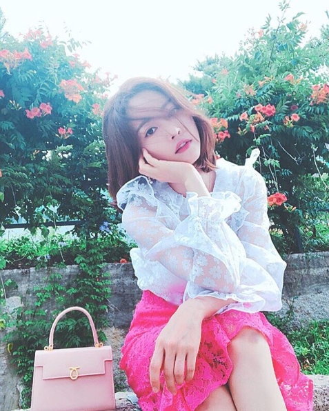 Actor Hong Soo-Ah has emanated a pure charm.Hong Soo-Ah posted a photo on his instagram on July 17 with an article entitled Love to the End... and Pink.The picture shows Hong Soo-Ah wearing a white blouse and a dark pink skirt, Hong Soo-Ah, who is holding his chin with one hand and emitting a faint eye.The innocent beauty of Hong Soo-Ah pulls out Eye-catching.delay stock