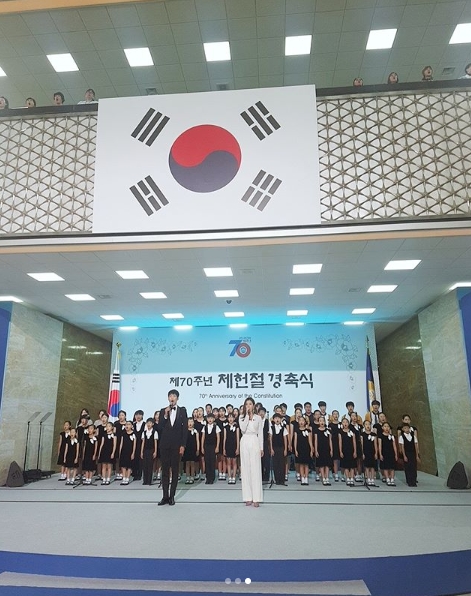 Musical actors Jung Sun-ah and Kai stood together on the Constitution Day celebrations.Jung Sun-ah agency CJS Entertainment official Instagram on July 17 70th anniversary Constitution Day celebration.I will be with Celebration performance and posted a picture.In the photo, Jung Sun-ah and Kai were affectionate in the Constituent Day celebration ceremony ceremony performance.Kai is shouldering Jung Sun-ah and raising his thumb: Jung Sun-ah is smiling proudly as he holds up the appearance name tag.delay stock