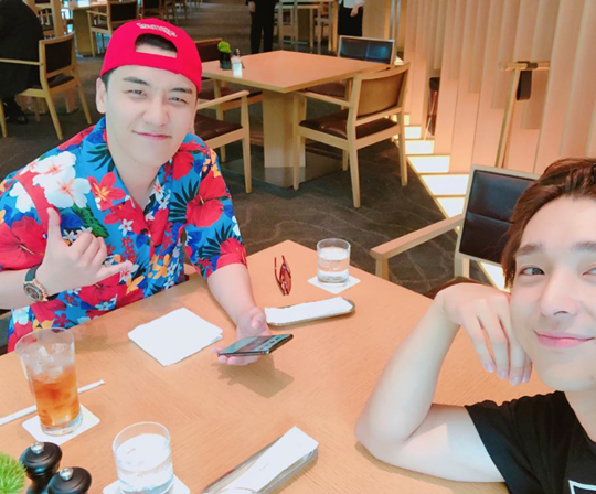 FT Island Choi Jong-hoon and Big Bangs victory revealed a warm heart.On the afternoon of the 17th, Choi Jong-hoon released a picture with his victory on his Instagram with the article Sudden Bump in Tokyo:) # Bump in Tokyo # Combag # FTIsland # Victory Combag # FTIsland # FTI DoCombag.The photo shows Victory and Choi Jong-hoon spending a relaxing time in a cafe.Both Victory and Choi Jong-hoon are dressed comfortably, but they can not hide their warm appearance.Many fans are responding to the warm meeting of the two people, such as Its cool and This friendship is long.Meanwhile, Seungri will be in front of the public with the release of his first solo album THE GREAT SEUNGRI on the 20th, and FT Island will also return on the 26th with his new album What If.Choi Jong-hoon Instagram .