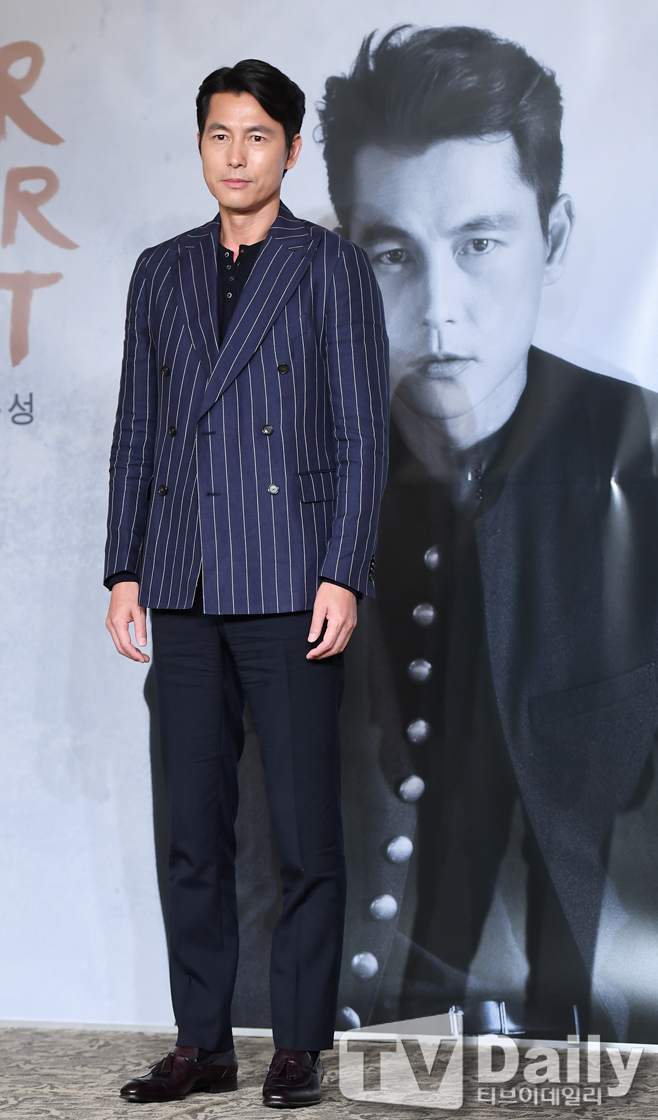 The SEK exhibition of Actor Jung Woo-sung will be held at the 22nd Bucheon International Fantastic Film Festival (BIFAN) and Star, Actor, The Artist.From the movie Bit to Inland, Jung Woo-sung will review the works of Jung Woo-sung for the past 25 years, and will reexamine Jung Woo-sung as a star, actor and artist.BIFAN has been playing SEK for filmmakers who are interested in current activities and post-activity while working in contemporary life, a respectable film, a respected film.The reasons why Jung Woo-sung was selected are as follows.First of all, I met the standard of respectable, respected filmmaker, and as an artist, I have a good influence on the present society. I am trying to make a new attempt as a producer and director these days, so I wanted to look back on the time I have passed as an actor.The criteria for success and failure were also Actor or artist.It was not a box office success, but a failure if the person who played it succeeded in communicating with the audience and failed.Choices by the film festival, but 12 works, Bit (1997), No Sun (1998), Ghost (1999), Musa (2001), Dung Dog (2003), Easer in My Head (2004), Good, Bad, Weird (2008), Watchers (2013), Madam Him-duck (2014), Asura (2014) 16), steel ratio (2017), and the day, Sea (2018) can be seen a little.Also, about the topic that came out as the medium of the day, Sea, Jung Woo-sungs social activities, he talked about Seowall disaster as an opportunity to speak out.We were very sorry as an older generation, and we had to do what we had to do like homework, which was the case that made him voice to me so that he could not stay silent anymore.Someone feels that his social participation is out of his main job, but the voice of the self-reflection that resonated inside Jung Woo-sung has reached the day, Sea, which is actually a very legitimate artist trouble.Even more, pop culture is bound to be associated with the social phenomenon of the public, and if you are a serious artist as a star, you can not help but speak out.The voice of him or her is a force that gave the public to emit as good and good influence as the love she received.In addition, the artist, The Artist, has an obligation to make the world more beautiful and enriching.Jung Woo-sung, who knows this well and shows it himself, is now an artist, The Artist, beyond a simple star, Actor.Top Model will tell you what the wandering, the constant wandering, the long wandering have become.Jung Woo-sungs filmography is a continuation of Top Model, as he says: a new Top Model that has continued to stay complacent.I have tried to Choice the roles and genres that I have not tried to accept similar characters and similar works, but I have not tried before.Of course, some Choices have brought a crushing defeat, but it may seem like a wandering or a real wandering, but it does not matter.To him, the Top Model itself is important, and eventually this wandering Top Model will draw his journey.Man is a wandering method as long as he tries, is a passage from Johann Wolfgang von Goethes novel Faust.Those who make real efforts to find the meaning of human existence and the meaning of life have to wander, which means that the wandering leads to salvation.For Jung Woo-sung, who is a star, actor, and artist, who will continue to be a top model and wander, is not it the best word for this moment?