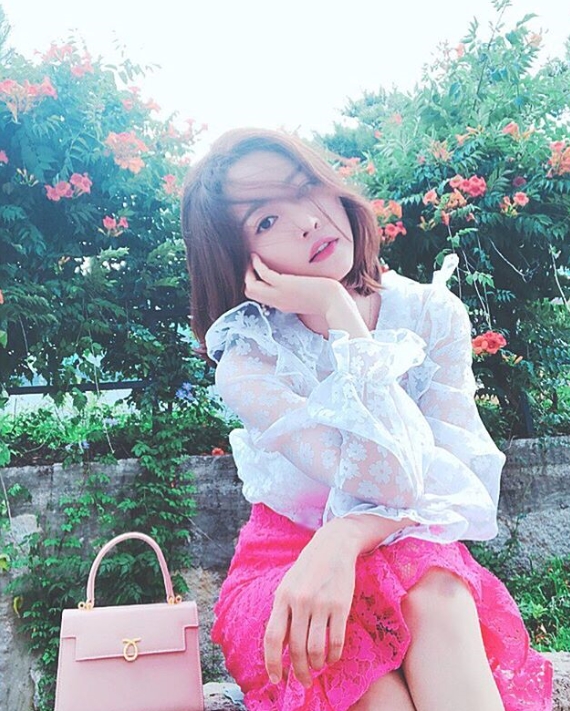 Hong Soo-Ah revealed his current status during the drama shoot; on the 17th, Hong Soo-Ah said through his SNS, Im shooting Love to the end.Pink and posted a picture of Hong Soo-Ah, who is receiving sunshine outdoors.Hong Soo-Ah stares at the camera with a faint expression, adding adorableness to his rave blouse with pink skirts and bags.Meanwhile, Hong Soo-Ah will challenge the villain on KBS 2TVs Love to the End to be broadcast first on the 23rd. / Photo = Hong Soo-AhSNS