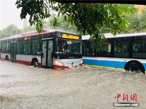 폭우 쏟아진 베이징 시내 [중국신문망 캡처]
