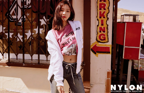 Group Red Velvet Joy has accessorised the cover of the August issue of fashion magazine nylon.On the 18th, nylon released a photo of Joys brilliantly fresh picture.In the open photo, Joy is wearing a casual skirt with an orange jumper and a field skirt, but she is showing a more mature feminine beauty.The back door that I was laughing all the time because of the fans who recognized Joy at a glance wherever I went during the photo shoot in San Francisco.Not only that, but on the day of the shooting, when the wind was blowing, all the staff who were worried about the staff and constantly emitting a fresh smile were against her.Joys fashion picture and fashion film, which showed the end of the freshness with a fresh orange taste rather than red taste, will be released through nylon August issue and nylon TV.Photonylon