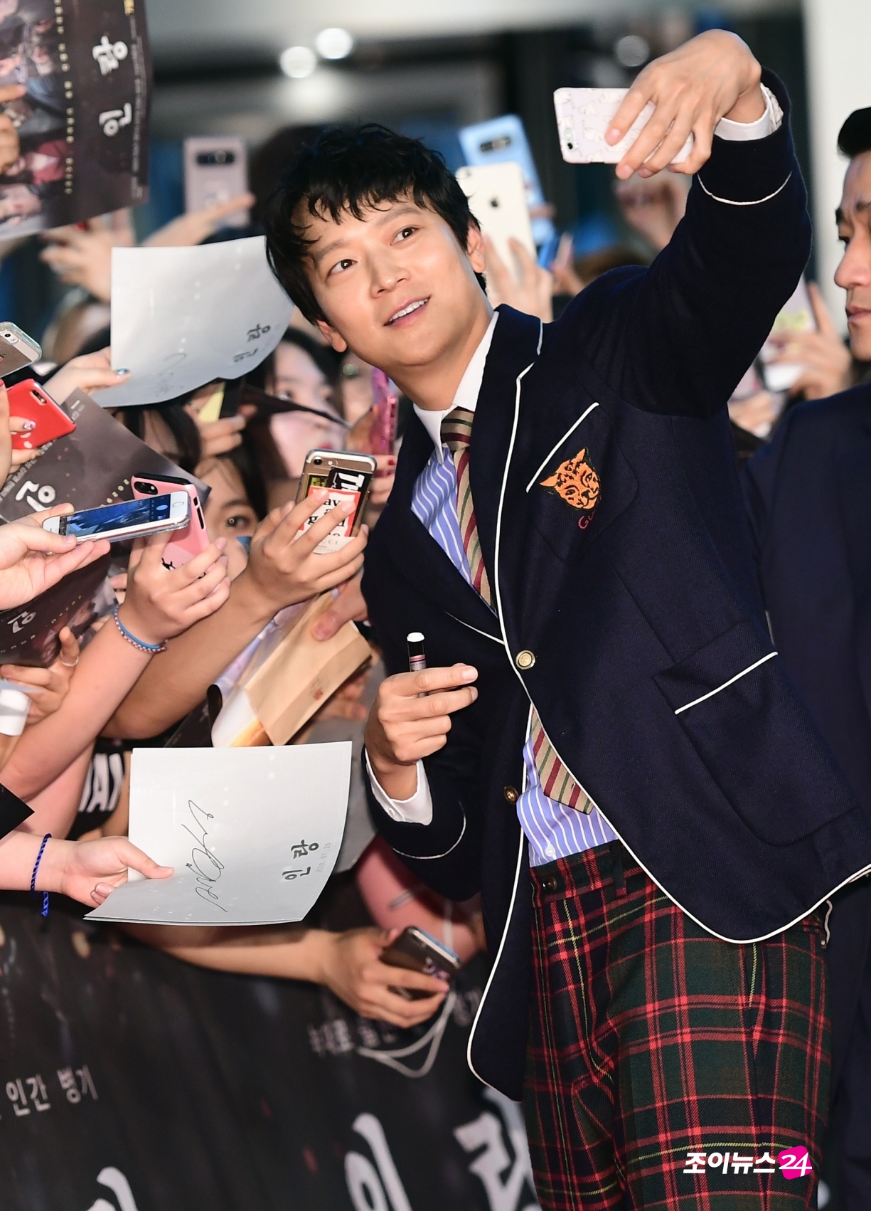 Actor Gang Dong-Won attends the red carpet event of the movie Illang: The Wolf Brigade (director Kim Ji-woon) at Times Square in Yeongdeungpo-gu, Seoul on the afternoon of the 18th.The film Illang: The Wolf Brigade depicts the performance of the human weapon Illang: The Wolf Brigade, called the breathtaking confrontation between the police organization Special Forces and the absolute power agency centered on the intelligence agency Public Security Department in 2029, when anti-unification terrorist groups emerged after the two Koreas declared a five-year plan to prepare for unification.Actors Gang Dong-Won, Han Hyo-joo, Jung Woo-sung, Kim Moo Yeol, Yeri Han and Choi Min-ho will appear on the 25th.