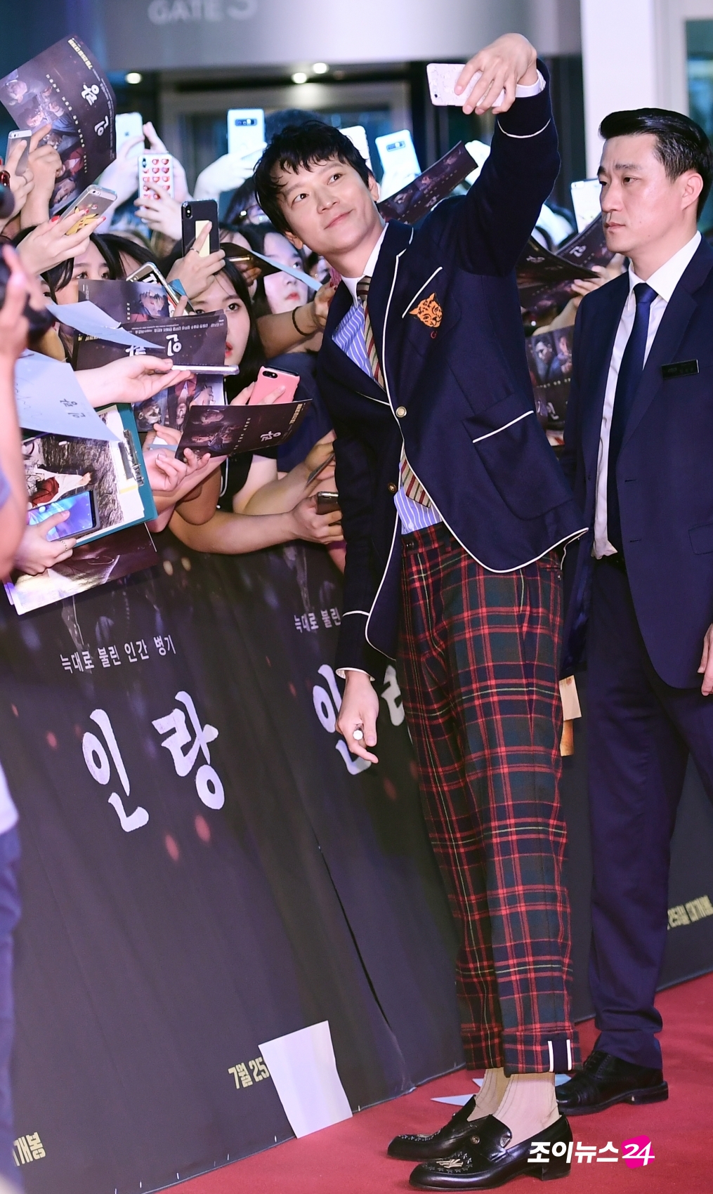 Actor Gang Dong-Won attends the red carpet event of the movie Illang: The Wolf Brigade (director Kim Ji-woon) at Times Square in Yeongdeungpo-gu, Seoul on the afternoon of the 18th.The film Illang: The Wolf Brigade depicts the performance of the human weapon Illang: The Wolf Brigade, called the breathtaking confrontation between the police organization Special Forces and the absolute power agency centered on the intelligence agency Public Security Department in 2029, when anti-unification terrorist groups emerged after the two Koreas declared a five-year plan to prepare for unification.Actors Gang Dong-Won, Han Hyo-joo, Jung Woo-sung, Kim Moo Yeol, Yeri Han and Choi Min-ho will appear on the 25th.