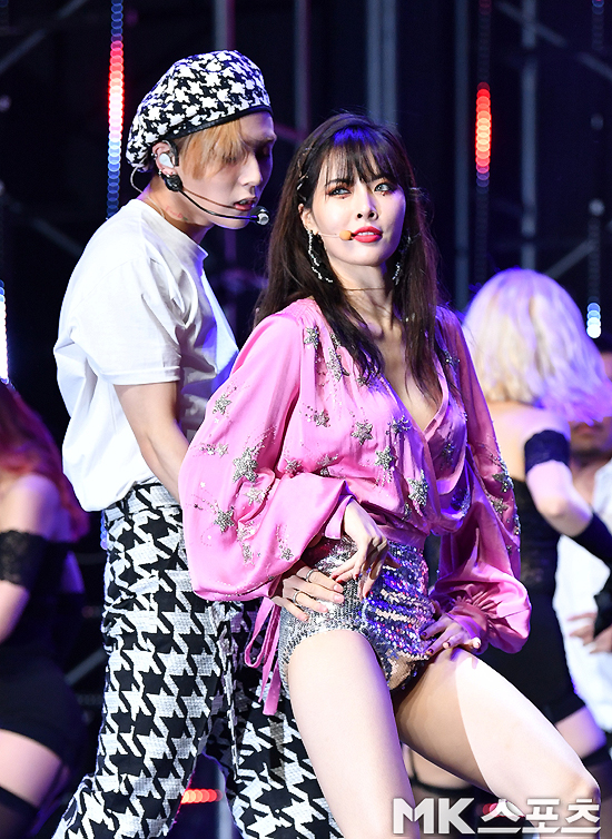 <p>Group Triple H (Hyuna, after) Come back showcase was held at Blue Square Eye Market Hall at Pear Tai Temple in Yongsan-ku, Seoul on the 18th afternoon.</p><p>Triple H releases the second mini album REtro Futurism (Retro Futurism) and works with the title song RETRO FUTURE (Retro Future).</p><p>Group Triple H s member Hyuna gazed at the glittering silvery pink colorful costume.</p>