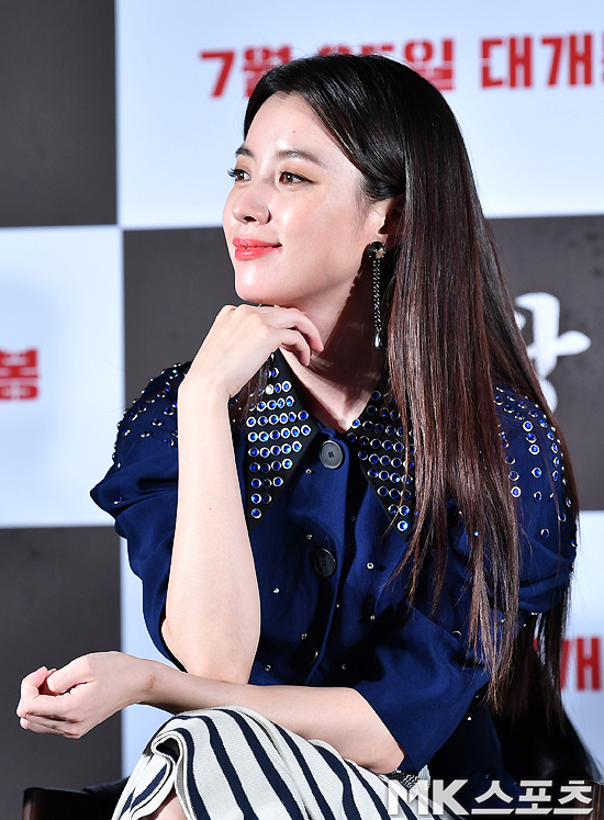 The movie Illang: The Wolf Brigade (director Kim Ji-woon) red carpet event and Showcase were held at Time Square in Yeongdeungpo-gu, Seoul on the afternoon of the 18th.The film Illang: The Wolf Brigade is a work that depicts 2029 years of chaos, with Kang Dong-won, Han Hyo-joo, Jung Woo-sung, Kim Moo Yeol, and Yeri Han appearing, and the economic sanctions of the great powers and the deterioration of public life after the two Koreas declared a five-year plan for unification.Actor Han Hyo-joo is thinking on Showcase.