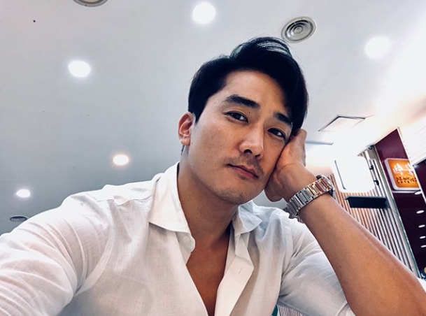 Actor Song Seung-heon showed off his humiliating look at any angle.Song Seung-heon posted a picture on his instagram on July 17 with an article entitled Waiting for a highway dinner!Inside the picture was a picture of Song Seung-heon in a white shirt; Song Seung-heon stares at Camera with one hand on his face.Song Seung-heon shows off his humiliating visuals at an extraordinary Camera angle, drawing Eye-catching.Fans who encountered the photos responded such as I buried my brothers face, handsome, Im going to be hard because of the heat. The Player fighting!, Taste it and cheer up!delay stock