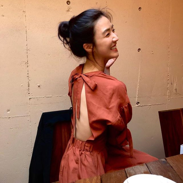 Actor Lee Soo-kyung showed off her Reversal story charm with bold costumes.Lee Soo-kyung posted a picture on his Instagram account on July 18 with the caption: The first and last bold #Reversal story woman.The picture shows Lee Soo-kyung smiling brightly in a costume with a clear back, with an extraordinary style and a slim figure without a sloppy look that catches the eye.sulphur-su-yeon