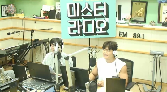 Kim Jong-kook said she wants to date Gong Yoo when she is born as a woman.Kim Jong-kook appeared as a special DJ in KBS Cool FM Kim Seung-woo Jang Hang-juns Mr Radio broadcast on July 18th.Kim Jong-kook said, When I was born as a woman next life, what kind of entertainer would you like to date? I am Mr. Gong Yoo.kim myeong-mi