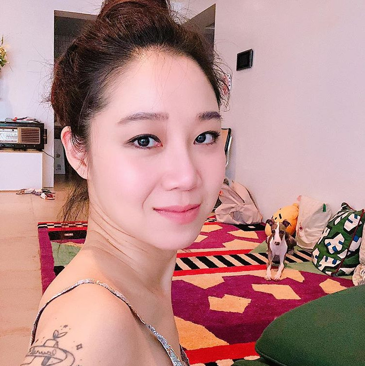 Actor Gong Hyo-jin has revealed his lovely routine.Gong Hyo-jin uploaded a picture of her current status to her Instagram on July 18.Inside the picture is a picture of Gong Hyo-jin smiling at the camera.Lovely Beautiful looks and Tattoo engraved on the right arm attract Eye-catching, with sensual interior and a cute pet dogs appearance also impressive.sulphur-su-yeon