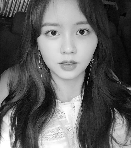 Actor Kim So-hyun showed off her water-soaked beauty.Kim So-hyun posted a photo on his Instagram account on July 18 with the caption: Its so hot, be careful with your health!Inside the picture was Kim So-hyun staring at the camera, Kim So-hyuns round, large eyes and high noses attract Eye-catching.The black-and-white picture adds to the atmosphere.The fans who responded to the photos responded such as My sister is so beautiful, So Hyun-ah is so pretty, guilty, So Hyun is also careful of health!delay stock