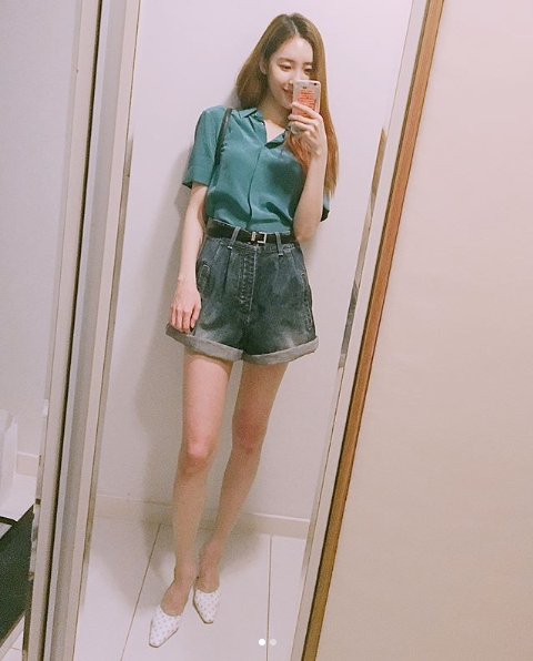 The recent status of singer Sunmi from the group Wonder Girls has been revealed.Sunmi posted a photo on her Instagram page on July 18.The photo shows Sunmi in a turquoise short-sleeved shirt and Blue Shorts, who is taking a mirror selfie on her mobile phone.Sunmis slender each Sunmi stands out.Fans who responded to the photos responded such as Be clean, Where are you going? And I received Sunmi buff.delay stock