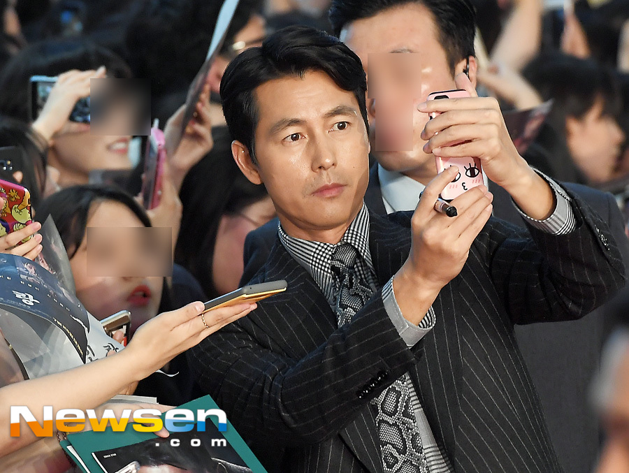 The movie Illang: The Wolf Brigade (director Kim Ji-woon) Red Carpet was held at Time Square in Yeongdeungpo-gu, Seoul on the afternoon of July 18.Jung Woo-sung stepped on Red Carpet on the day.The film Illang: The Wolf Brigade, starring actors Kang Dong-won, Han Hyo-joo, Jung Woo-sung, Kim Moo Yeol, Choi Min-ho (Shiny Minho), and Yeri Han, is a 2029 chaos in which anti-unification terrorist groups appeared after the two Koreas declared a five-year plan for unification. It will be released on July 25th as a film about the performance of the human weapon Illang: The Wolf Brigade, which is called the wolf in the breathtaking confrontation between absolute power institutions centered on Sabu.Jung Yu-jin