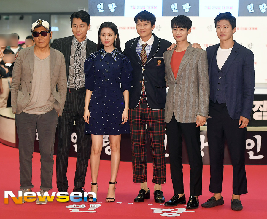 The movie Illang: The Wolf Brigade (director Kim Ji-woon) Red Carpet was held at Time Square in Yeongdeungpo-gu, Seoul on the afternoon of July 18.Jung Woo-sung Gang Dong-Won Han Hyo-joo Kim Moo Yeol Choi Min-ho stepped on the Red Carpet.The film Illang: The Wolf Brigade, starring actors Gang Dong-Won, Han Hyo-joo, Jung Woo-sung, Kim Moo Yeol, Choi Min-ho (Shiny Minho), and Han Ye-ri, is a chaotic 2029, when anti-unification terrorist groups appeared after the two Koreas declared a five-year plan for unification. It will be released on July 25th as a film about the activities of the human weapon Illang: The Wolf Brigade, which is called the wolf in the breathtaking confrontation between the organization special forces and the intelligence agency public security department.Jung Yu-jin