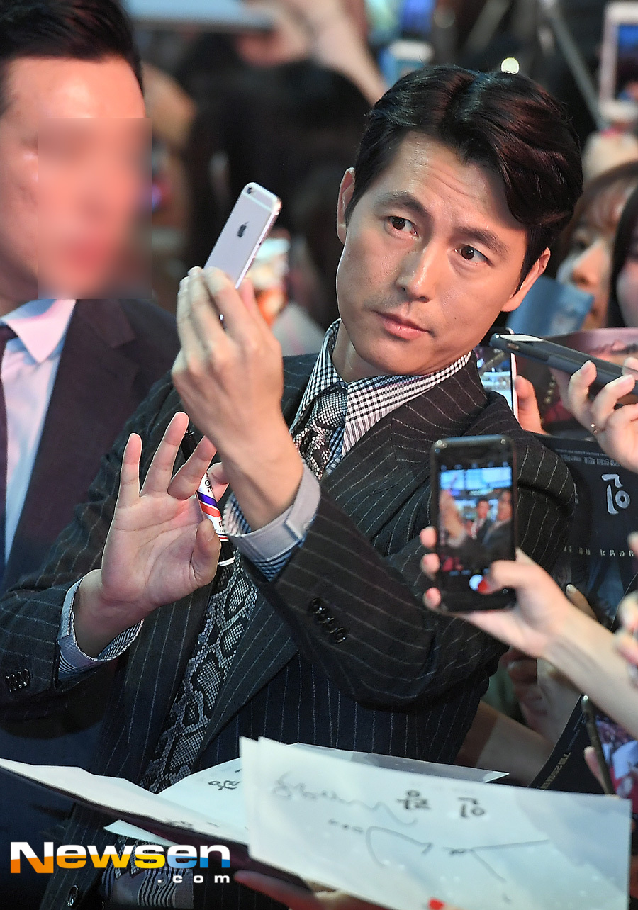 The movie Illang: The Wolf Brigade (director Kim Ji-woon) Red Carpet was held at Time Square in Yeongdeungpo-gu, Seoul on the afternoon of July 18.Jung Woo-sung stepped on Red Carpet on the day.The film Illang: The Wolf Brigade starring actors Kang Dong-won, Han Hyo-joo, Jung Woo-sung, Kim Moo Yeol, Choi Min-ho (Shiny Minho), and Han Ye-ri is a 2029 year chaos in which anti-unification terrorist groups appeared after the two Koreas declared a five-year plan for unification. Illang: The Wolf Brigade, a human weapon called Wolves in a breathtaking confrontation between absolute power institutions, will be released on July 25th.Jung Yu-jin