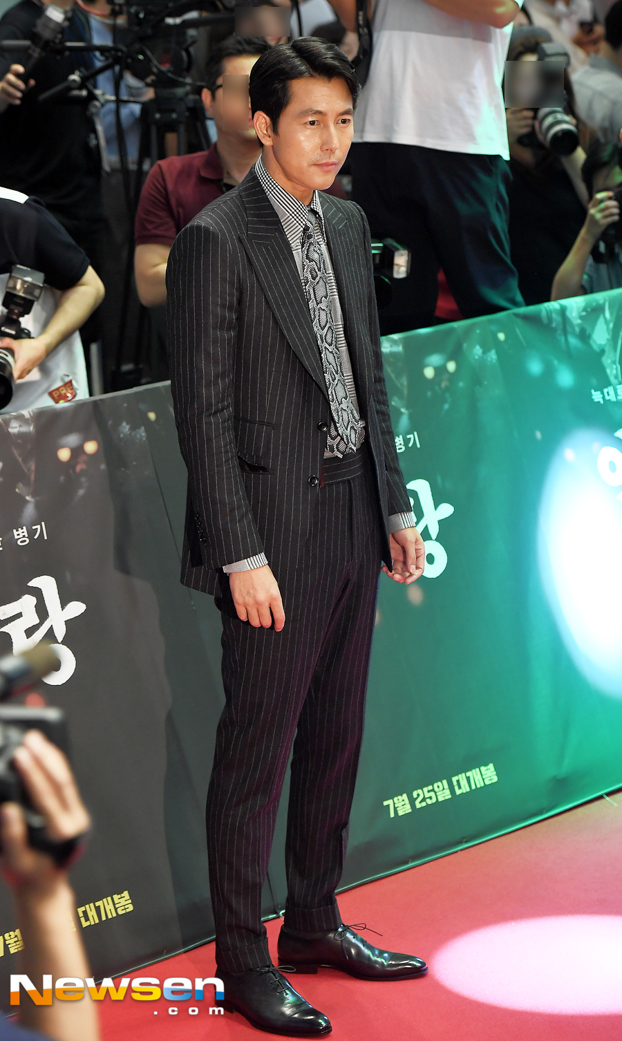 The movie Illang: The Wolf Brigade (director Kim Ji-woon) Red Carpet was held at Time Square in Yeongdeungpo-gu, Seoul on the afternoon of July 18.Jung Woo-sung stepped on Red Carpet on the day.The film Illang: The Wolf Brigade, starring actors Kang Dong-won, Han Hyo-joo, Jung Woo-sung, Kim Moo Yeol, Choi Min-ho (Shiny Minho), and Yeri Han, is a 2029 chaos in which anti-unification terrorist groups appeared after the two Koreas declared a five-year plan for unification. It will be released on July 25th as a film about the performance of the human weapon Illang: The Wolf Brigade, which is called the wolf in the breathtaking confrontation between absolute power institutions centered on Sabu.Jung Yu-jin