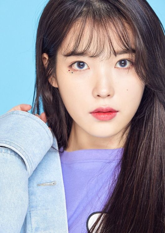 IU has maintained its ten-year loyalty to its current agency, KakaoM (formerly Kakao M).KakaoM said, IU recently completed a contract with our company and will be able to spend time with KakaoMs exclusive artist.The IU, which had recently discussed the expiration of the contract with its agency, confirmed its strong mutual trust with KakaoM and quickly decided whether to renew the contract even though the contract is still months away.As a result, IU has been in charge of the company, KakaoM, which has been with the company since the debut, for more than 10 years.In particular, he has been receiving criticism and public attention as the K-pops best artist, winning all major awards at the national music awards ceremony, including the Record Production of the Year award at the Gaon Chart Music Awards, the Digital Sound Award at the Golden Disk Awards, the Album of the Year at the Melon Music Awards, and the Best Album Award at the Seoul Song Awards.On the other hand, Kakao M, which changed its name from the existing Kakao M in March, has been growing as a comprehensive content company by strengthening its music distribution, artist management, production and recent video business.Currently, it has a multi-label system with labels such as Fave, Cracker, Starship, King Kong by Starship, Plan A, E & T Story Entertainment, etc. Recently, BH Entertainment, which belongs to Lee Byung-hun Kim Go-eun, Jay Wide Company, which belongs to Kim Tae-ri Lee Sang-yoon Choi Daniel, We also have a new collaborative system such as strategic stake and partnership with casting agency Ready Entertainment.kakaoM