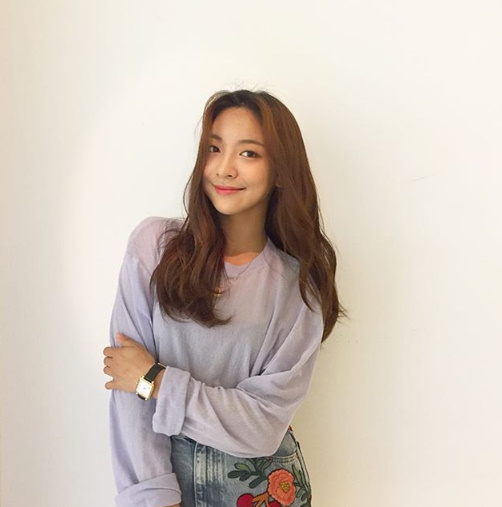Singer Luna showed off her beautiful charm.Luna posted a photo on her SNS on the afternoon of the 18th with an article called Pretty.In the photo, Luna showed off her innocent charm in a light purple top.Luna will play Scarlett OHara in the musical Gone with the Wind which continued at Charlotte Theater until the 29th.luna SNS