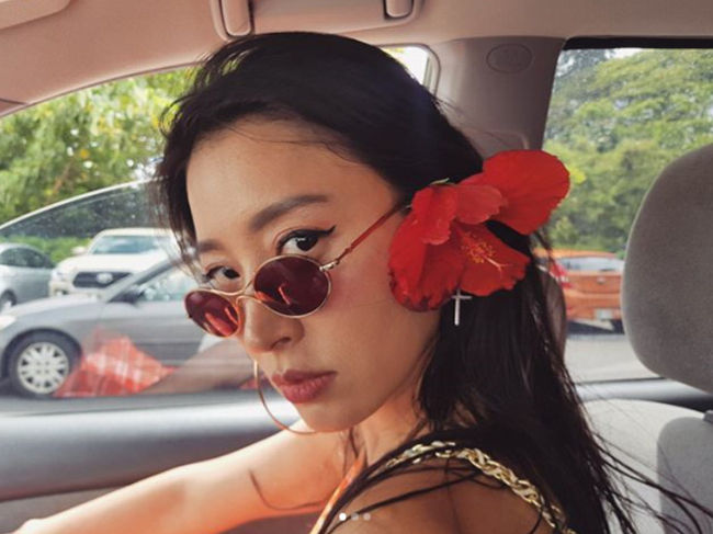 Huang Bo, a first-generation girl group Chakra, still showed off the beauty of sexy girl crush.Today, on the 18th, singer Huang Bo posted a picture with his personal instagram account with an article entitled Flowers that have been given on the road,In the open photo, Huang Bo is posing with a beautiful red flower on her ear, and her girl crush charm, which still gives a sexy charisma, captivated the fans eye-catching.On the other hand, Huang Bo has recently transformed into a Beauty Mast in Dong-A TV Beauty program Beauty & Buty Season 2, revealing the charm of chameleon.Huang Bo Instagram caption