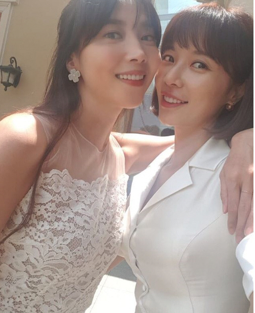 Actor Hwang Jung-eum has revealed his appearance with Oh Yoon-ah.In the photo, Hwang Jung-eum is Oh Yoon, doing Shoulder to Shoulder and smiling at the camera.The two are breathing in the SBS drama Hunnam Chung.Hwang Jung-eum is playing the role of Couple Manager Yoo Jung-eum, and Oh Yoon-ah is playing the role of Kochi Yang Kochi, the national diving team.